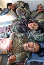 جنود موالون للقذافي وقعوا في أسر الثوار في مصراتة أمس (أ ف ب) 