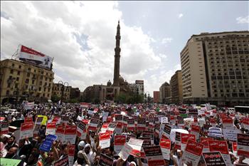 سلفيون يتظاهرون أمام كاتدرائية الأقباط في العباسية في القاهرة أمس (رويترز) 