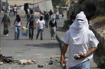 فلسطينيون خلال مواجهات مع قوات الاحتلال في حي سلوان في القدس المحتلة أمس (أ ف ب) 