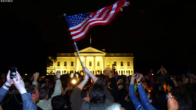 امريكيون يحتفلون بمقتل بن لادن خارج البيت الابيض بواشنطن