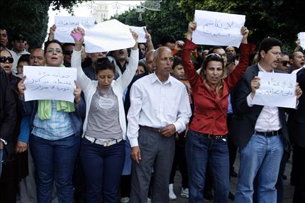 صحافيون تونسيون يتظاهرون ضد قمعهم في العاصمة أمس (أ ف ب) 