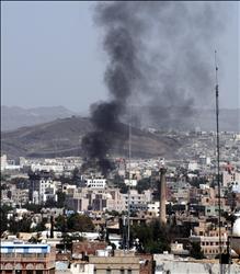 دخان الاشتباكات يتصاعد في أحد أحياء صنعاء أمس (أ ب أ) 