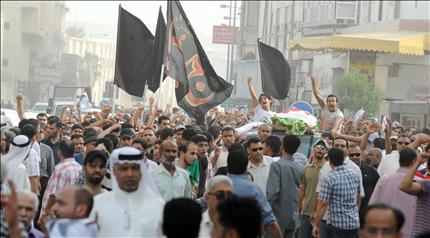 بحرينيون يشيّعون جثمان أبو إدريس في المنامة أمس (أ ب أ) 