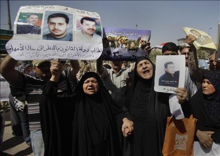 عائلات عراقيين معتقلين يتظاهرون في ساحة التحرير وسط بغداد امس للمطالبة بالافراج عنهم (ا ب) 