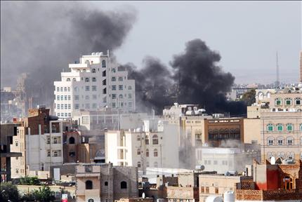 الدخان الاسود يتصاعد من محيط منزل الشيخ صادق الاحمر في صنعاء امس (رويترز) 