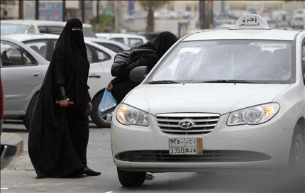 سعوديتان تستقلان سيارة أجرة لتقلهما في عاصمة السعودية الرياض(أ ب) 