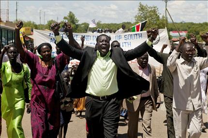 جنوبيون يتظاهرون أمس الأول في جوبا ضد سيطرة الخرطوم على ابيي (أ ب) 