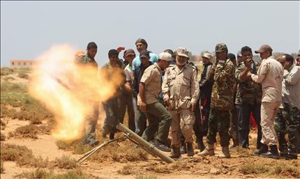 ﻿معارضون ليبيون يتدربون على مدفع هاون في مدينة قمينس على خليج سرت الليبي امس (رويترز) 