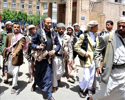 الشيخ هاشم الاحمر (الثاني من اليسار) يغادر احد المباني الحكومية برفقة افراد من قبيلة «حاشد» في صنعاء امس (ا ب ا) 