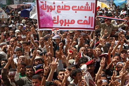 لافتة كُتب عليها «الشعب صنع ثورته ألف مبروك» خلال احتفال المعارضين اليمنيين في صنعاء أمس بمغادرة صالح إلى السعودية (أ ف ب) 