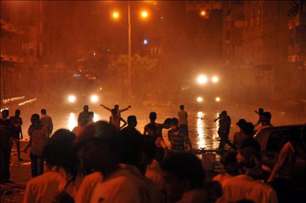 مواجهات بين المتظاهرين اليمنيين وقوات الأمن في تعز مساء أمس الأول (أ ب أ) 