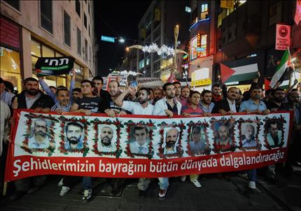 آلاف من المتظاهرين الأتراك يحملون صور شهداء «أسطول الحرية» في اسطنبول أمس (أ ب) 