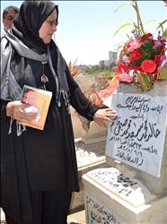 والدة خالد سعيد أمام قبره في الاسكندرية أمس (ا ب ا) 
