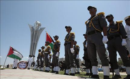 عناصر من حركة حماس قرب النصب التذكاري لضحايا «أسطول الحرية 1» في غزة أمس (أ ف ب) 
