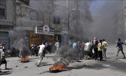 يمنيون معارضون يحرقون الدواليب خلال اشتباكات مع القوات الأمنية في تعز أمس (أ ب) 