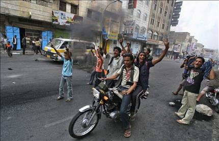 معارضون لصالح يقفلون الطريق بالإطارات المشتعلة في مدينة تعز، أمس (أب) 