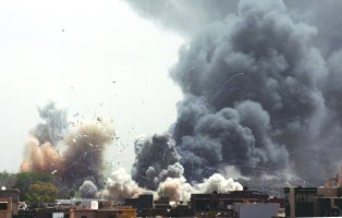 دخان يتصاعد من باب العزيزية بعد قصفه أمس