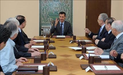 الاسد خلال اجتماعه مع اعضاء لجنة الحوار الوطني في دمشق امس