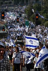مستوطنون يتظاهرون في القدس المحتلة أمس (أ ف ب) 