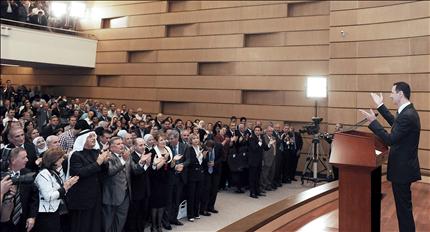 الأسد خلال إلقاء خطابه في جامعة دمشق أمس (أ ب ) 