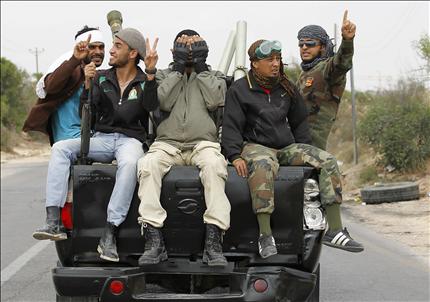 مقاتلون من الثوار الليبيين يتجهون نحو جبهة القتال في مصراتة أمس (رويترز) 