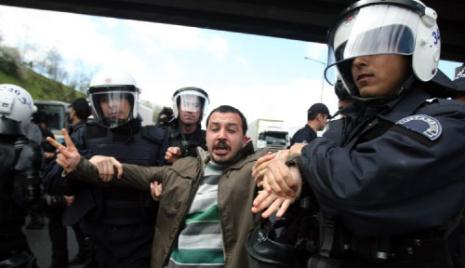 عناصر من الشرطة يعتقلون متظاهراً كردياً في إسطنبول (بولنت كيليش ــ أ ف ب)
