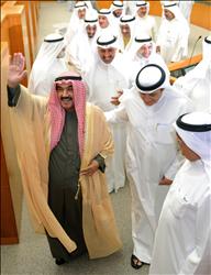 الشيخ ناصر يهلل بعد نجاته من حجب الثقة في البرلمان الكويتي امس (ا ف ب) 
