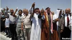 طالب المتظاهرون بإسقاط حكومة رئيس الوزراء الاردني معروف البخيت.