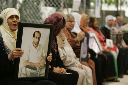 أمهات الأسرى خلال اعتصام تضامني في رام الله أمس (أب) 