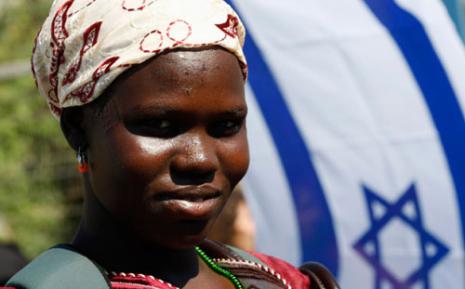 سودانية مقيمة في اسرائيل (غيل كوهين ماغين ــ رويترز)