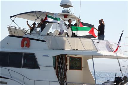 ناشطون يرفعون العلم الفلسطيني على متن سفينة «الكرامة» الفرنسية خلال إبحارها من كورسيكا أمس الأول (أ ف ب) 