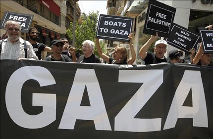 ناشطون أميركيون يحملون لافتات دعم «لأسطول غزة» في أثينا أمس (أ ب) 