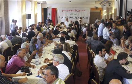معارضون سوريون خلال اجتماعهم في دمشق أمس (أ ب) 