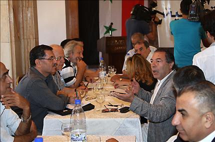 معارضون سوريون خلال اجتماعهم في دمشق امس الاول (ا ف ب)