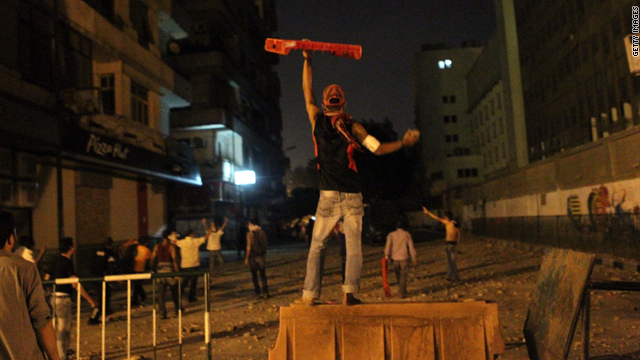 متظاهرون مصريون في مواجهات مع شرطة مكافحة الشغب في الساعات الأولى من صباح الأربعاء.