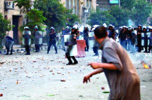 مواجهات بين الشرطة ومتظاهر في القاهرة أمس (أ ب). 