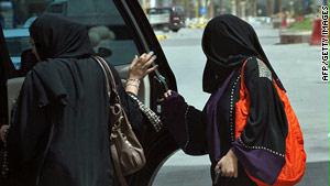 سعوديات اتفقن على قيادة السيارات من أجل حقهن بالقيادة