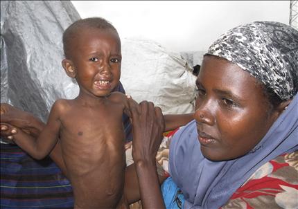 صومالية تحمل طفلها في احد مآوي مقديشو الموقتة امس (ا ب) 