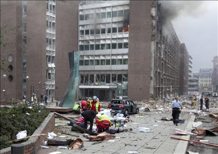آثار التفجير في المقر الحكومي النروجي في أوسلو أمس (أ ب) 