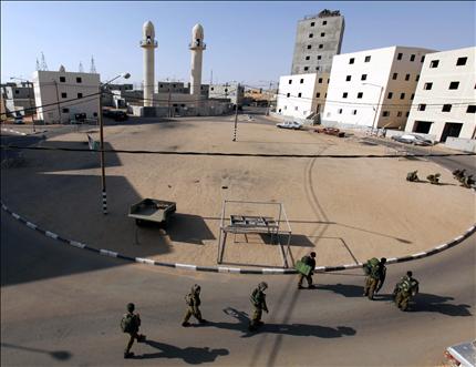 جنود اسرائيليون من فرقة البدو يتدربون على اقتحام مجسم لمدينة عربية جنوب اسرائيل امس (ا ب ا) 