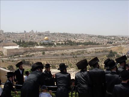 يهود متشددون فوق تلة تطل على المسجد الأقصى في القدس المحتلة، في صورة من الأرشيف («السفير») 