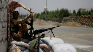 جندي يمني يتظلل من قيظ الشمس