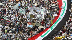 متظاهرون كتبوا "لا أله إلا الله محمد رسول الله" على علم مصر