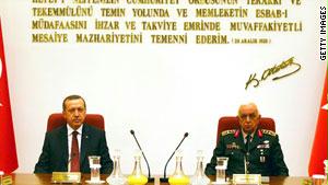 كوشانر إلى جانب أردوغان في مناسبة سابقة