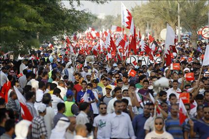 المتظاهرون البحرينيون في قرية الدراز أمس (رويترز) 