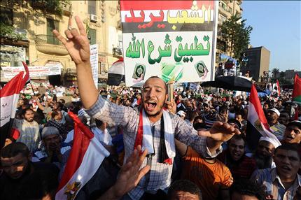 إسلاميون يتظاهرون في ميدان التحرير أمس (أ ب أ) 
