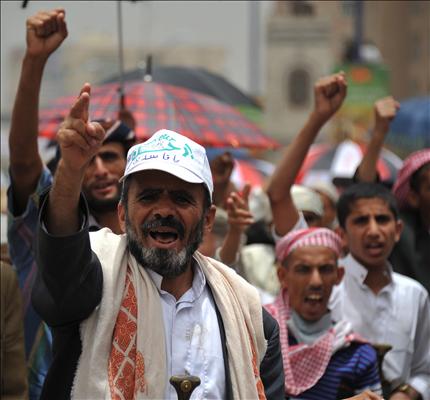 يمنيون معارضون يهتفون بشعارات معادية لصالح في صنعاء امس (ا ب ا) 