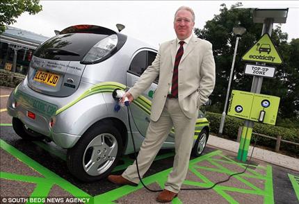 رجل يشحن سيارته في محطة شحن الكهرباء التي تعمل بالطاقة الشمسية. (عن الـ«دايلي مايل») 