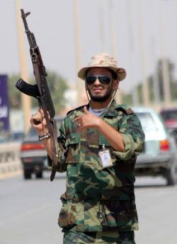مقاتل معارض للقذافي ينظم السير في بنغازي أمس (عبد الله دوما ــ أ ف ب) 