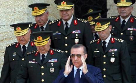 أردوغان يقرأ الفاتحة على قبر أتاتورك في أنيتكبير أمس (أ ف ب) 